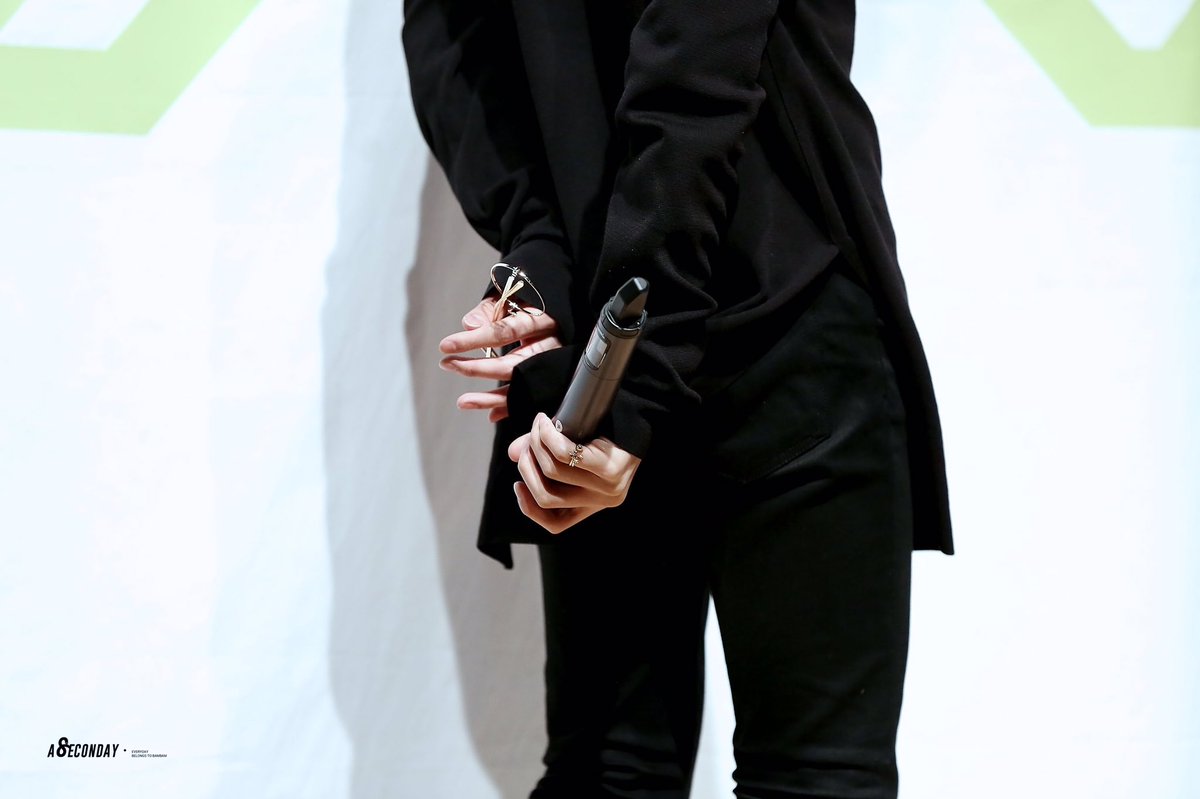Aseconday_0502's tweet photo. HQ170430 스페셜 팬사인회 
#BamBam #뱀뱀 #GOT7 #갓세븐 
@BamBam1A 

✋🏻💕

손도 예뻐 🌹 https://t.co/rNKE2edzUS