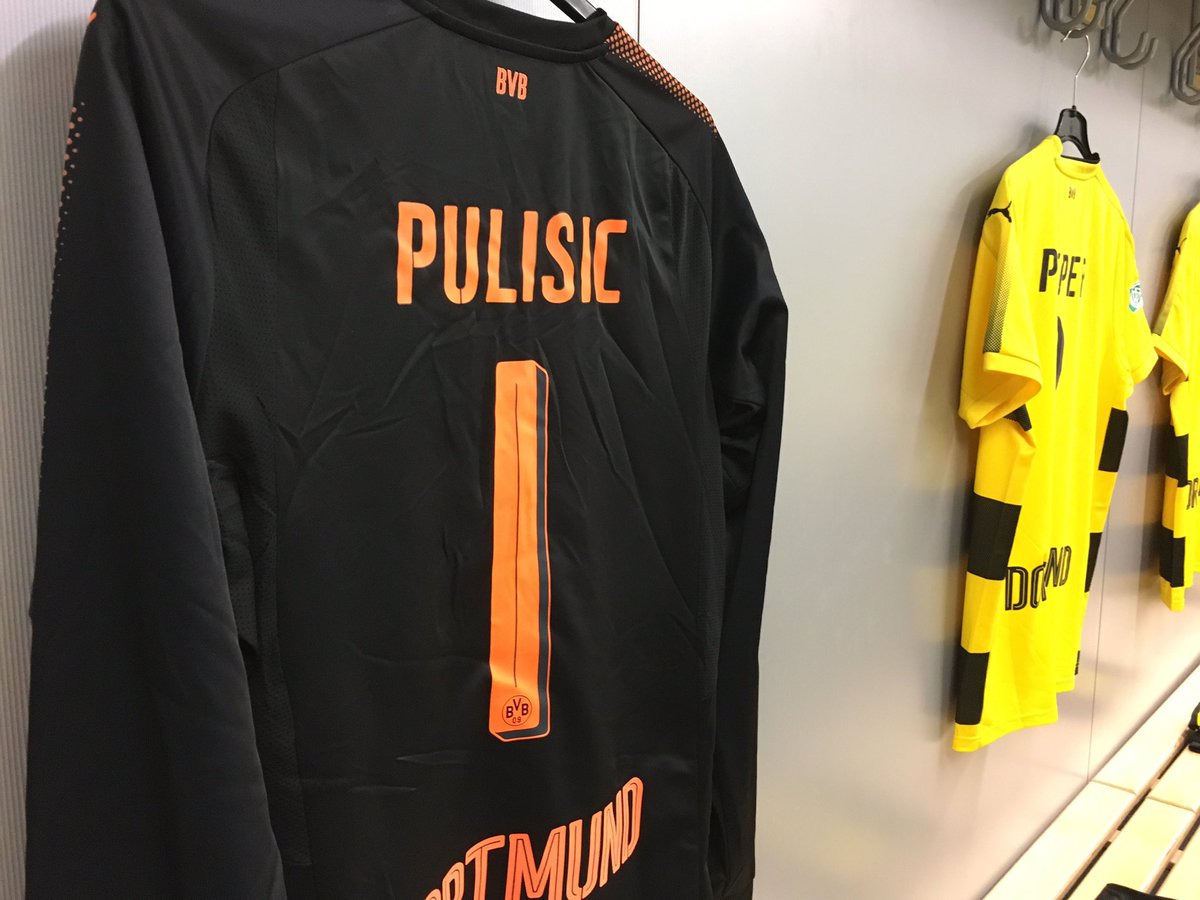 BVB's tweet photo. Selber Name, andere Position. 😉 #JungeMeister2017 #bvbfcb https://t.co/UHIkn12IX9