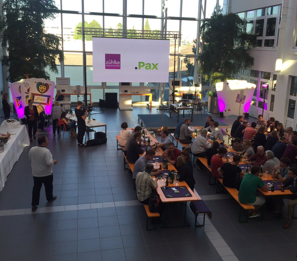 zuehlke_group's tweet photo. Die #Jass-Challenge ist in vollem Gange. Mensch oder Maschine? Bald wissen wir mehr. https://t.co/zRX3Hy5Cwx