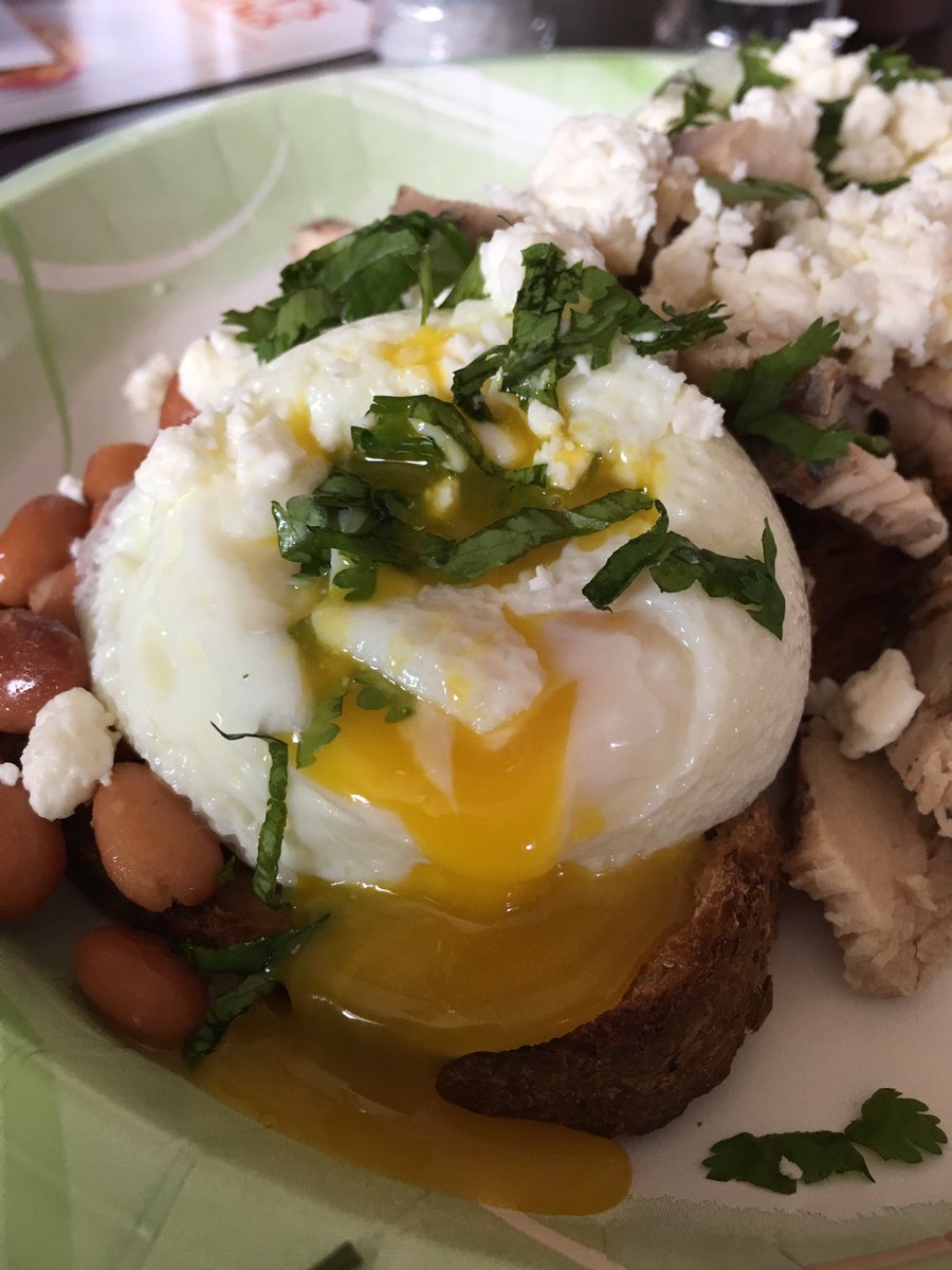Lenka_made's tweet photo. Poached eggs and beans on sprouted grain toast #eatclean #iifym #breakfast #cilantro #beansontoast https://t.co/vfFrP5XNlC