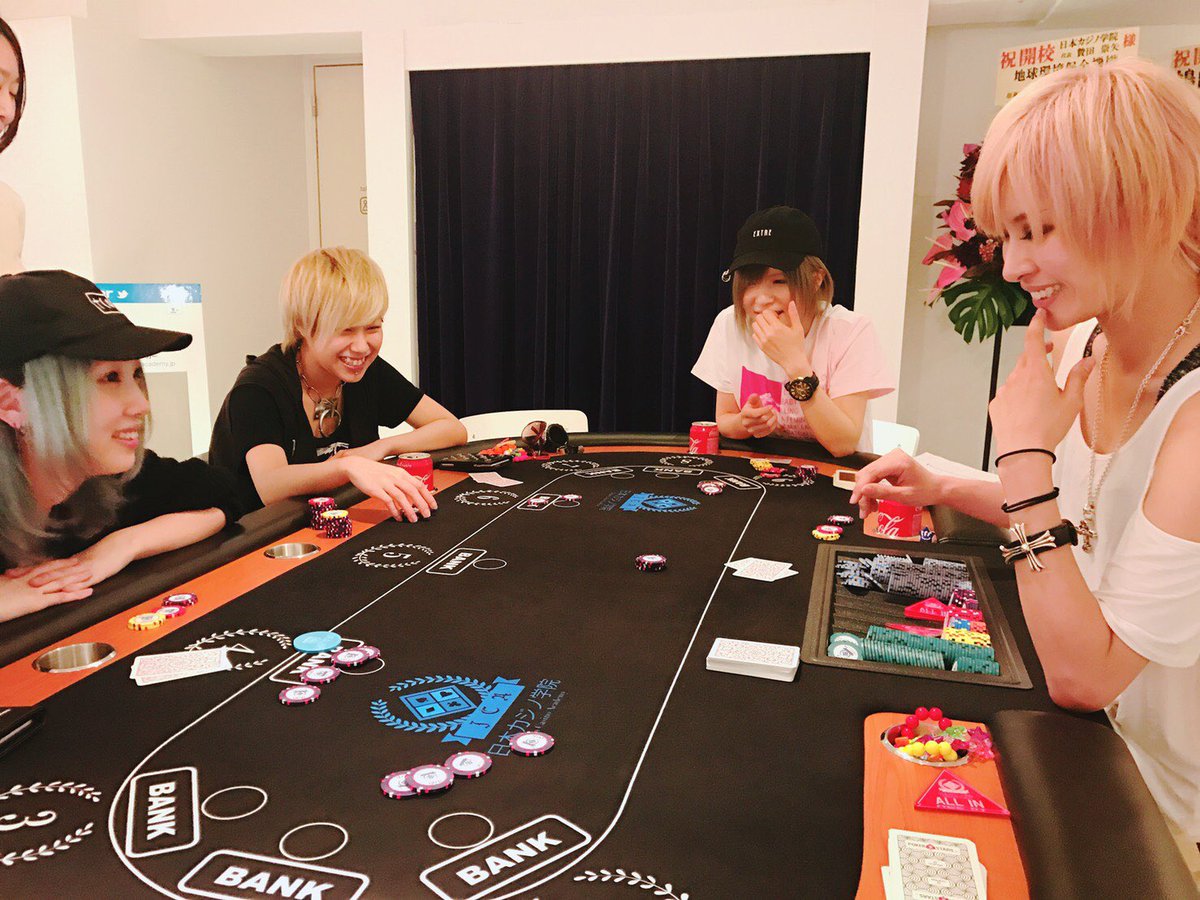 Momotaro Twitterren 楽しそうな４人と 大儲けで大はしゃぎな紅さんの ピンショ 前歯でしかない 最終的に全員のチップが紅さんに 持ってかれました D 最初から最後まで紅さんは 破産する事なく銀行員だった 日本カジノ学院 ポーカー