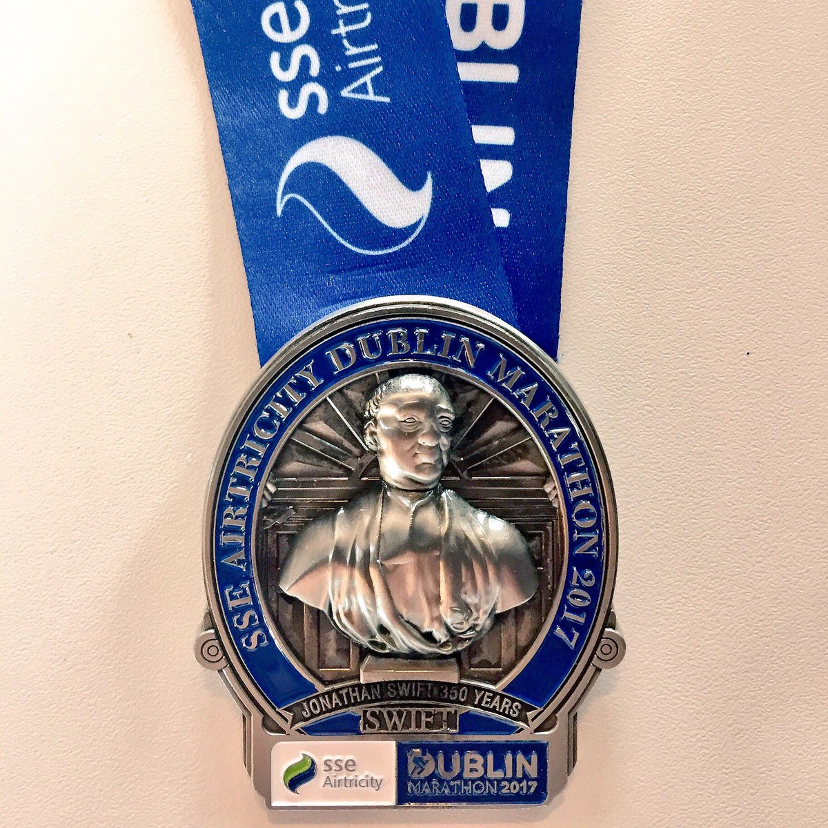 SGallagher_'s tweet photo. Delighted to finally be able to reveal the 2017 @dublinmarathon medal which commemorates the 350th anniversary of writer Jonathan Swift 🏅 https://t.co/Ch4MTgWXUb