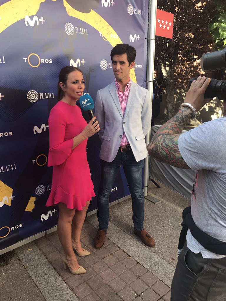 Ahora mismo <a href="/vcollantesm/">Victoria collantes</a> entrevistando a Mario, en la puerta de arrastre de la plaza de toros de las ventas por <a href="/toros/">toros</a>