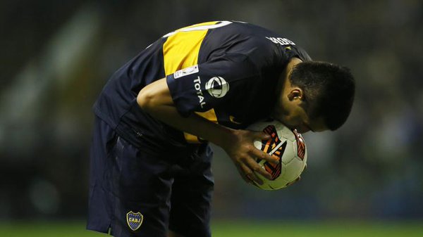 MotivacionesF's tweet photo. Esto si es un beso de amor verdadero. https://t.co/vX5sXH79RK