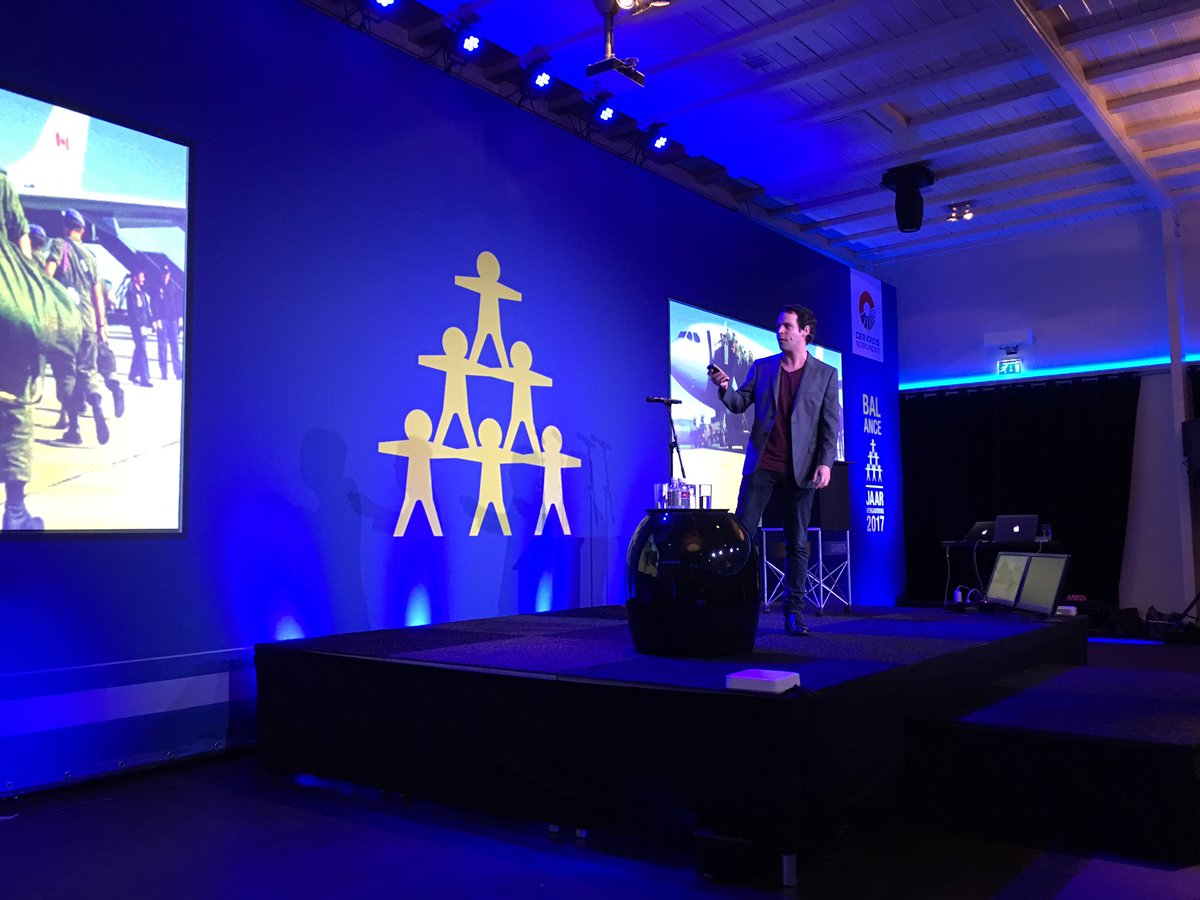 DERKREISnl's tweet photo. Wat was dit gaaf! @victormids op het podium over beïnvloeding en psychologie. En natuurlijk een hele hoop mysterie.. #mindfuck https://t.co/R2WpkcG9N1