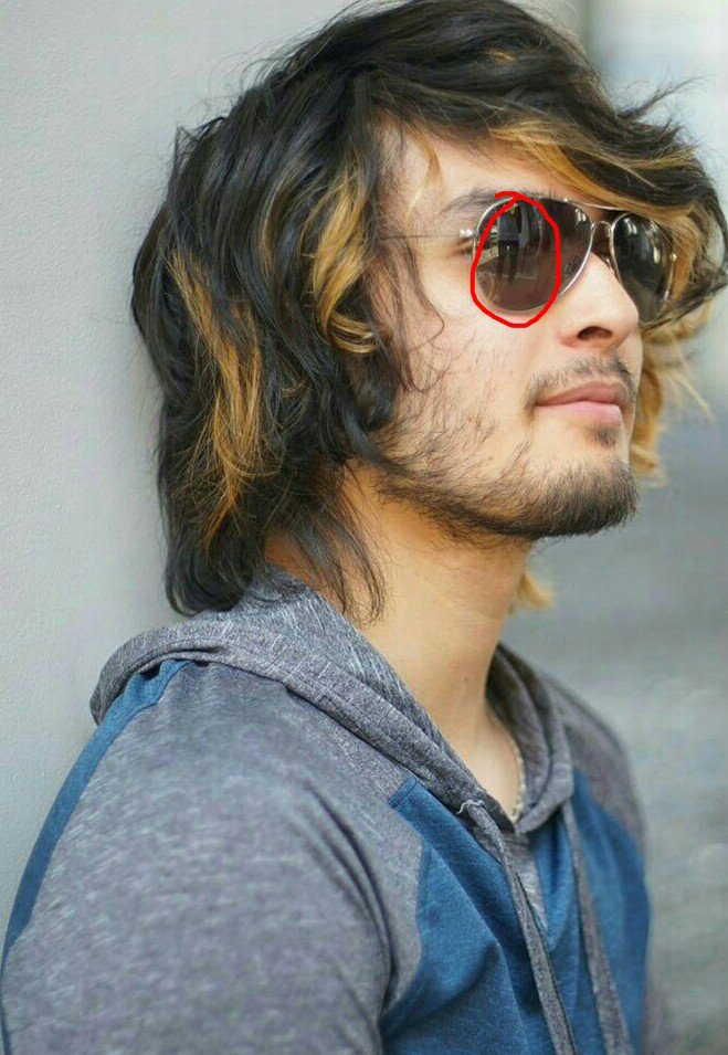 GoofyJellycakes's tweet photo. He's looking for his next victim. The man in the glasses beware @TheAn1meMan https://t.co/5dR9QgDzb7