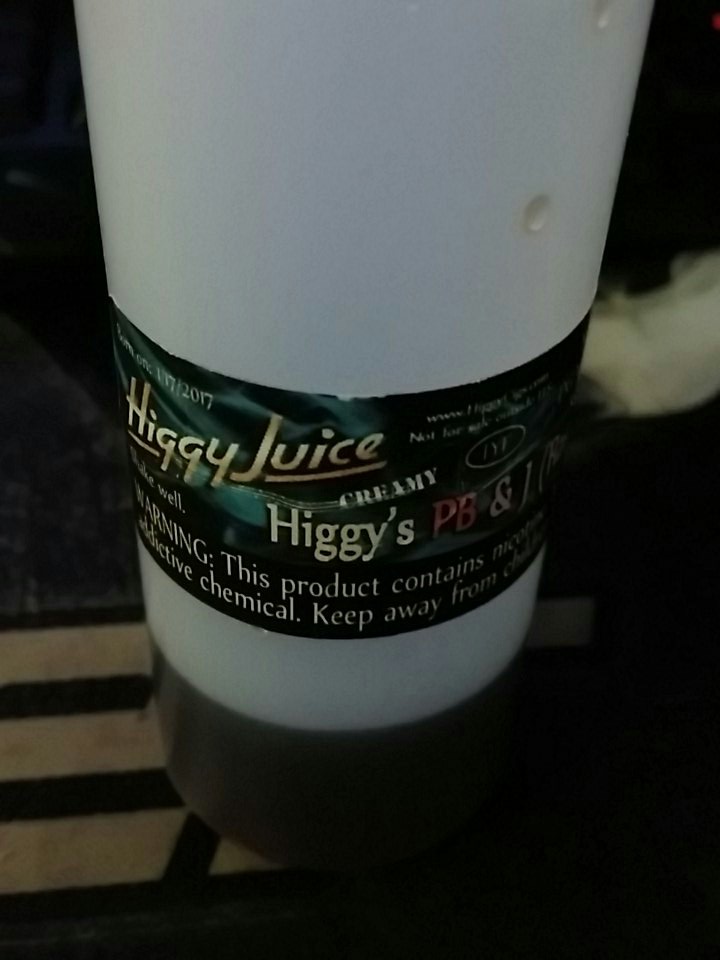 MrKrispersG's tweet photo. The world must be coming to an end! Almost out of @HiggyCigs! #higgycigs #vape #vaping #vulive #vapeshow #endoftheworld https://t.co/jaVpMOzIj7