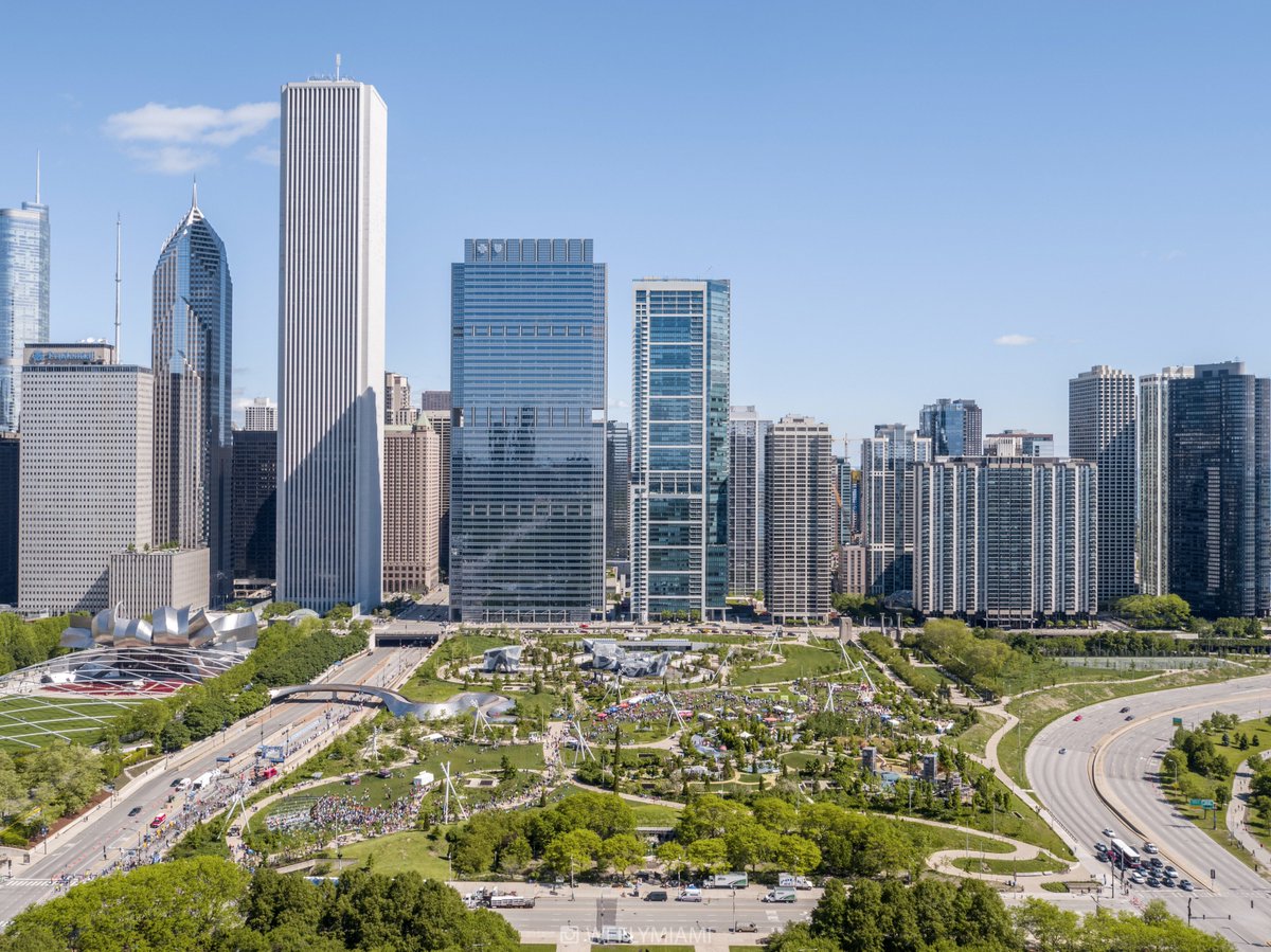 weflymiami's tweet photo. Great weekend in #Chicago capturing the #ChiSpringHalf #RunCHi https://t.co/rMZU4cuN8X