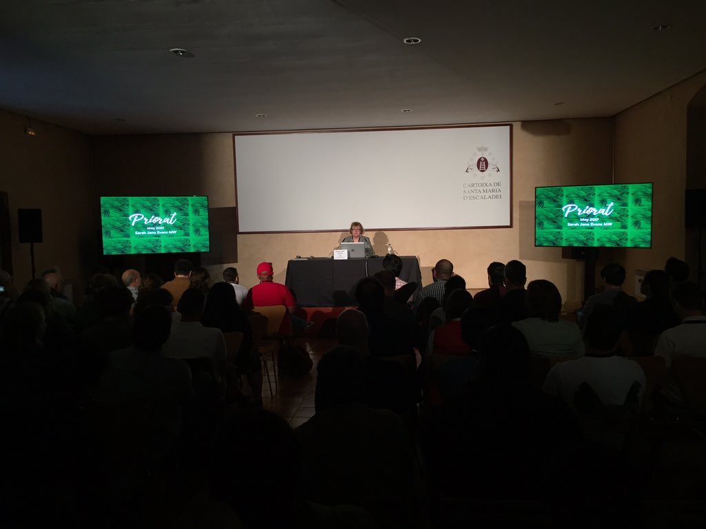 EspaiPriorat's tweet photo. La Master of Wine @SJEvansMW comença repassant la història vitivinícola del #Priorat. Des del segle XII fins l'actualitat #EspaiPriorat17 https://t.co/7Px8zKzD6U