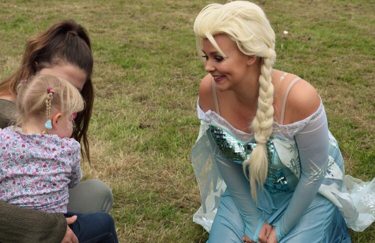once_uponaparty's tweet photo. The Snow Queen meeting one of her biggest fans 👑❄️ #princessparties #telford #shropshire #shrewsbury #singingprincess https://t.co/diDrkQ0euC