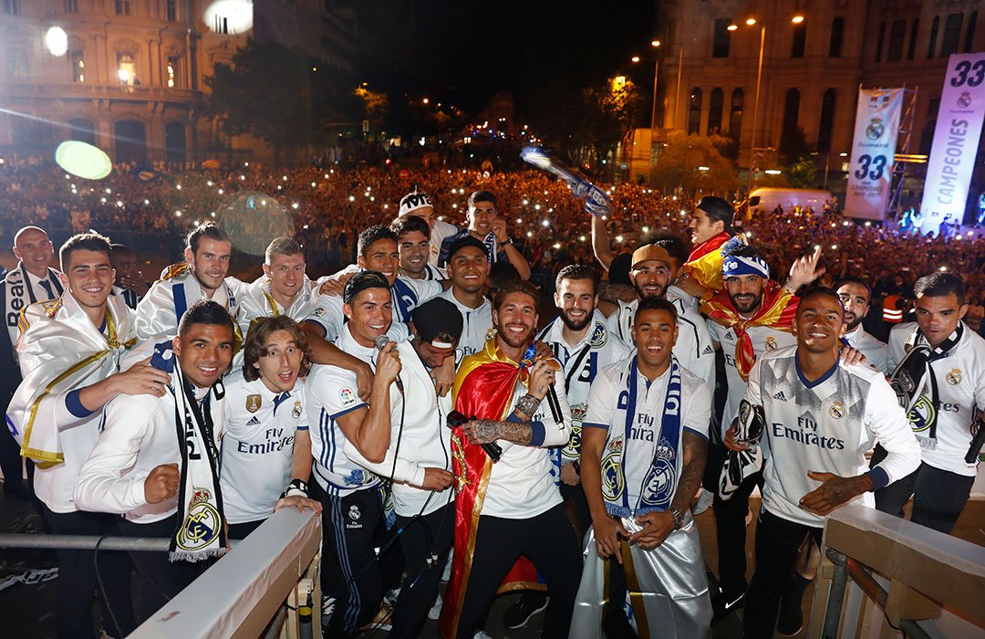 realmadrid's tweet photo. 📸⛲️😃 #33Ligas 
¡Qué EQUIPAZO! https://t.co/7NEsMl532V