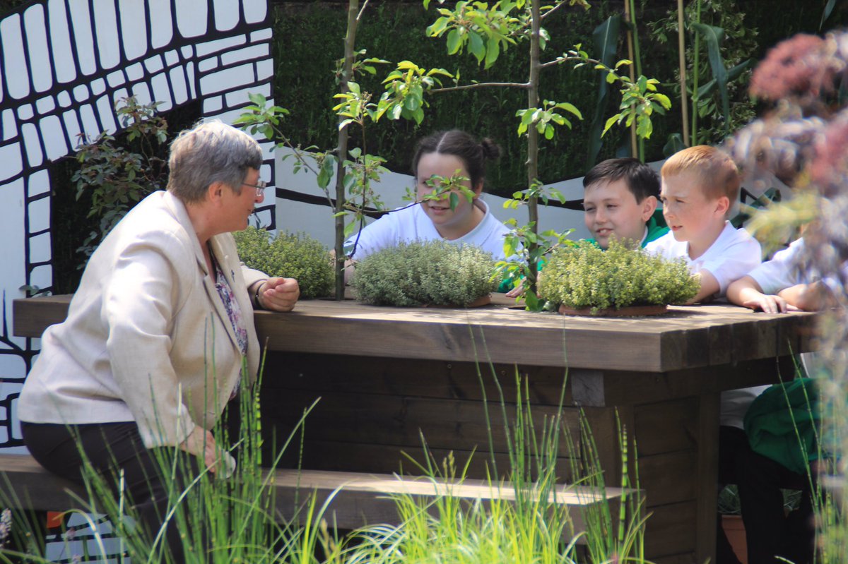 NeilGGardens's tweet image. a precious moment @ChristineWalkd. In all the clammer-what horticulture really means. #Chelseaflowershow #rhs2017 #bloomblossomflourish