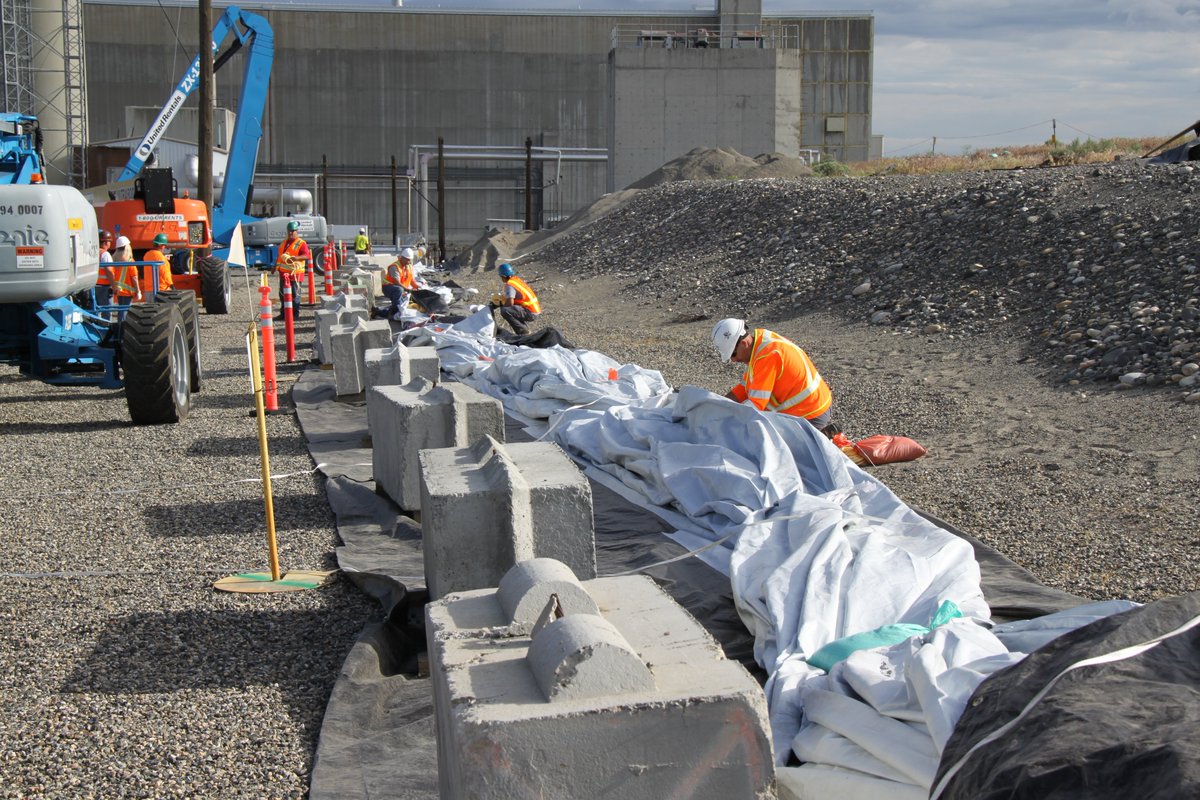 HanfordSite's tweet photo. Crews Finish Placing Protective Cover over Tunnel at Hanford Site. https://t.co/vb0GDlQ2KN #hanfordsite https://t.co/1ZWjIJ1ZH7