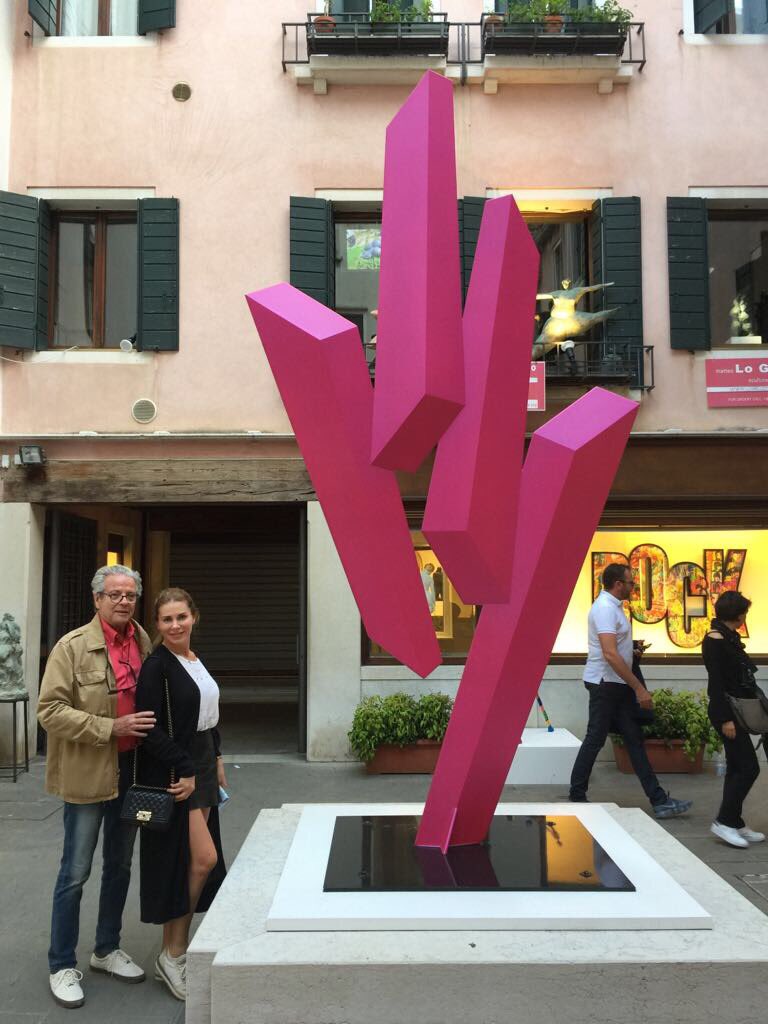 "Optuse" Acero inoxidable laqueado magenta opalescente. 345 CM X 170 CM X 27 CM by #RafaelBarrios #Venezia