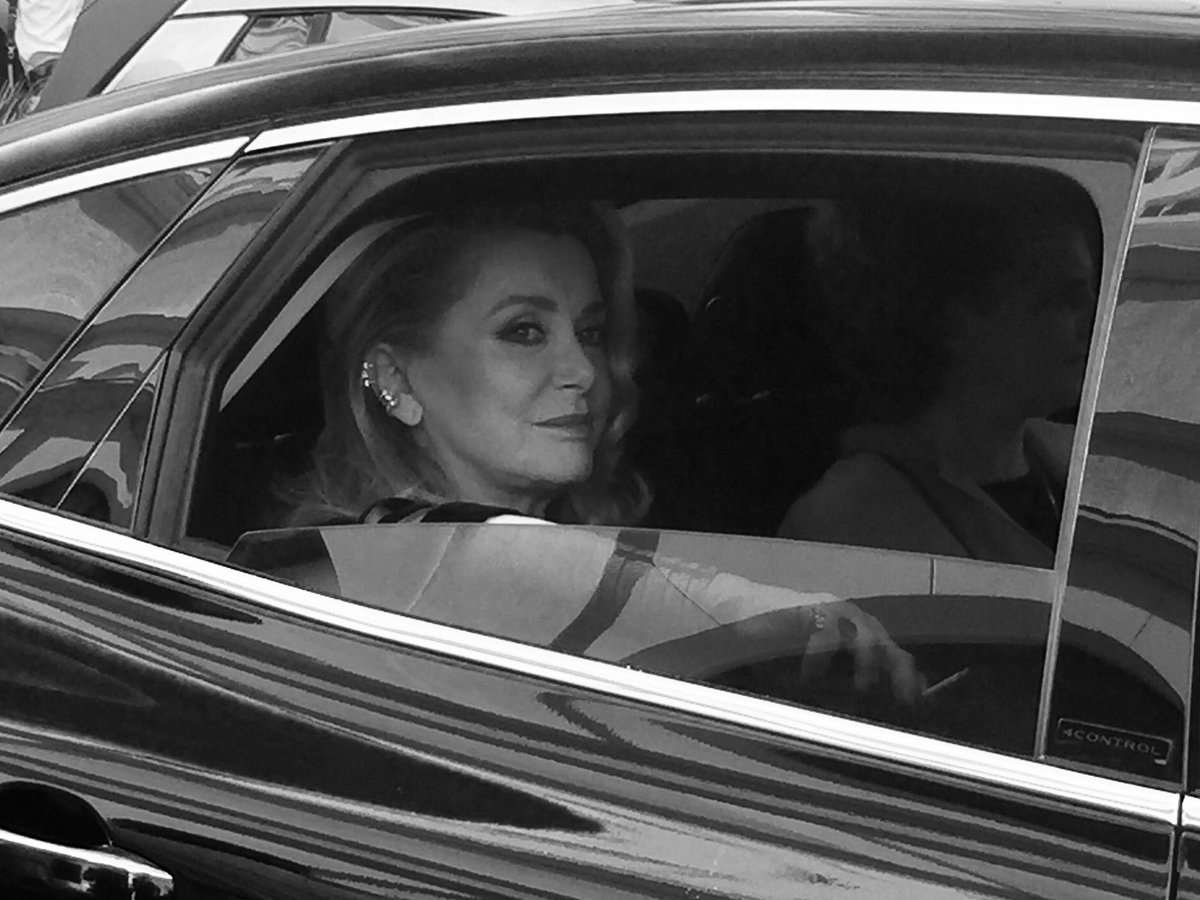 Catherine Deneuve se rend au Palais <a href="/ParisMatch/">Paris Match</a> #FestivalDeCannes2017 <a href="/ActuDeneuve/">Deneuve Actus</a>