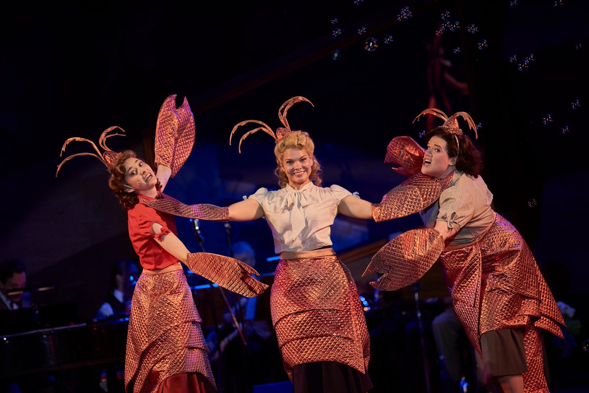 theaterRGNSBRG's tweet photo. »Hold Tight, Want Some Seafood Mama« ... kulinarisch geht es zu bei den #SistersofSwing + im @tvaktuell-Blitzlicht: https://t.co/YUrpHqcWPf https://t.co/Q3lAILwwYZ