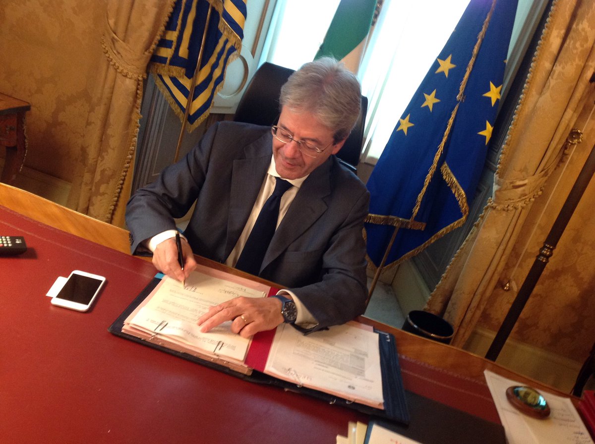 PaoloGentiloni's tweet photo. Firmati decreti anticipo pensionistico, #apesocial #apeprecoci, operativo meccanismo di anticipo pensione per decine di migliaia di persone https://t.co/1bUFpBauhp