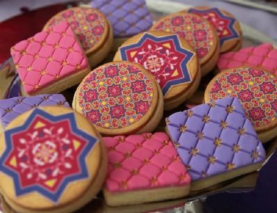 As if a Moroccan-themed party wasn't exciting enough without these beautifully crafted mandala cookies. // See more: bit.ly/2pIHaTG