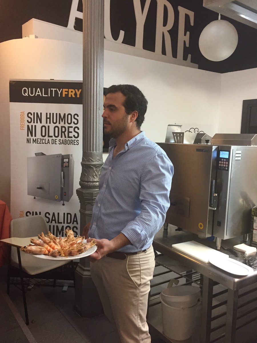 samomo833's tweet photo. En @ACYRE_ demostrando que la freidora #sinhumos #FastChefElite de @QualityFry fríe fresco, congelado, dulce o salado y todo muy 🔝 https://t.co/sAAlPCC5Pp