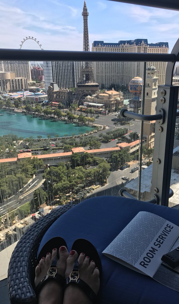 built4travel's tweet photo. Good morning!!! #LasVegas 😎☀️🥂♣️♥️♠️♦️ #built4travel #builtforvacation @Cosmopolitan_LV #vegasbaby #roomservice #travel https://t.co/KGWLFHAtLv
