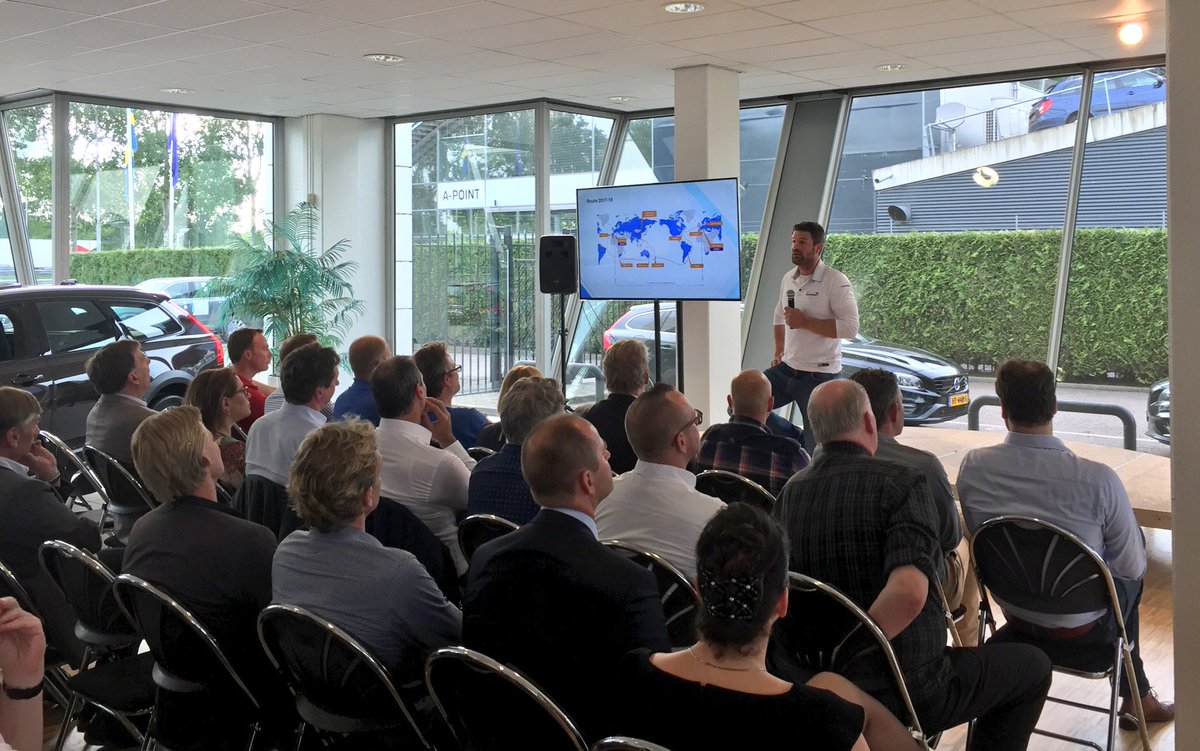 Voor @VolvoCarNL rollen we vandaag en morgen de #SimeonVolvoTour uit bij de Volvo dealer. Vanavond <a href="/VolvoBangarage/">Volvo Bangarage</a>