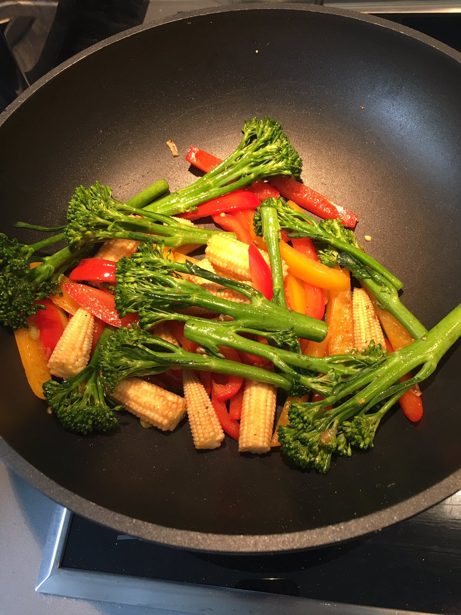 paul_owen2's tweet photo. Perfect evening meal after gym training today fresh chicken/prawn stir fry with brown egg fried rice #fit #healthy #gym #lovinglife 🏋💪💥 https://t.co/caRrA5Xqvm