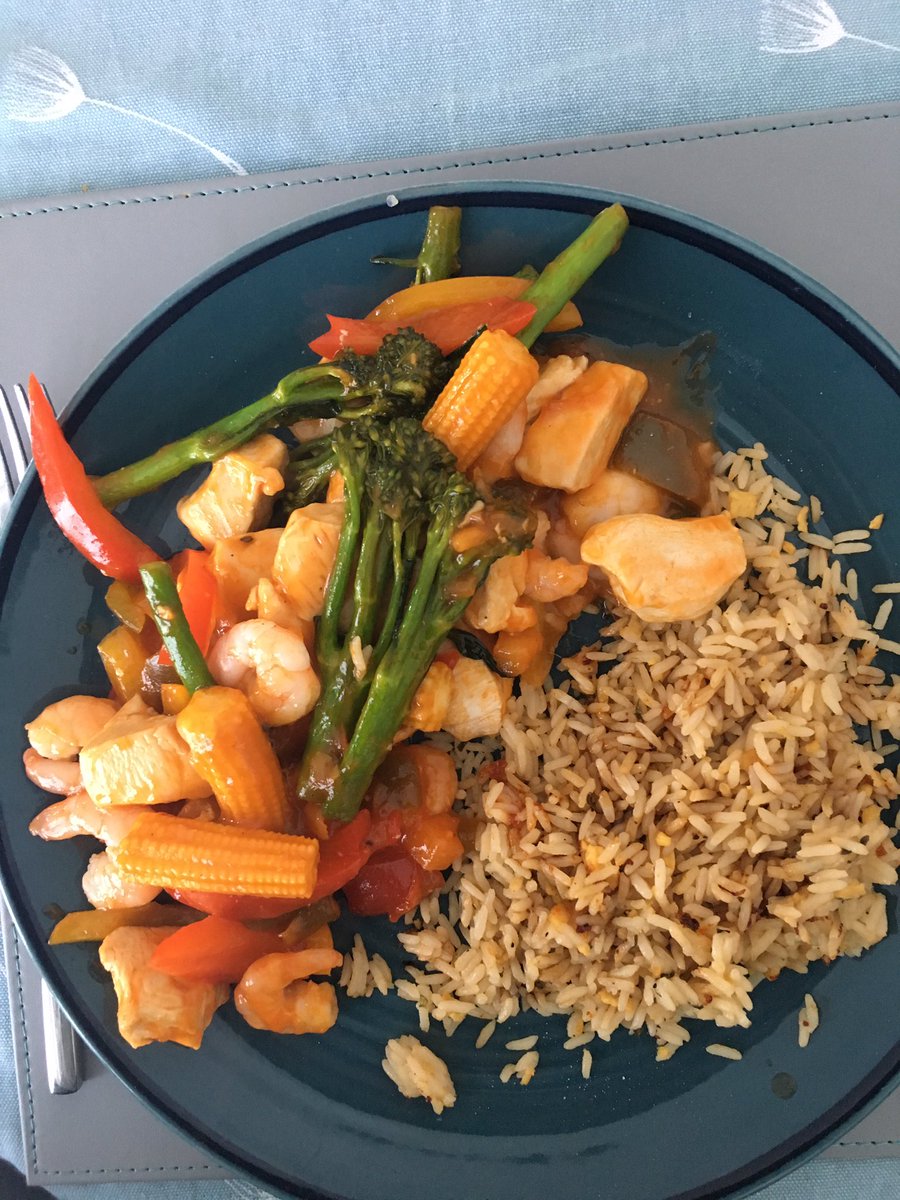 paul_owen2's tweet photo. Perfect evening meal after gym training today fresh chicken/prawn stir fry with brown egg fried rice #fit #healthy #gym #lovinglife 🏋💪💥 https://t.co/caRrA5Xqvm