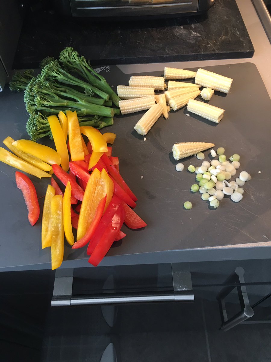 paul_owen2's tweet photo. Perfect evening meal after gym training today fresh chicken/prawn stir fry with brown egg fried rice #fit #healthy #gym #lovinglife 🏋💪💥 https://t.co/caRrA5Xqvm