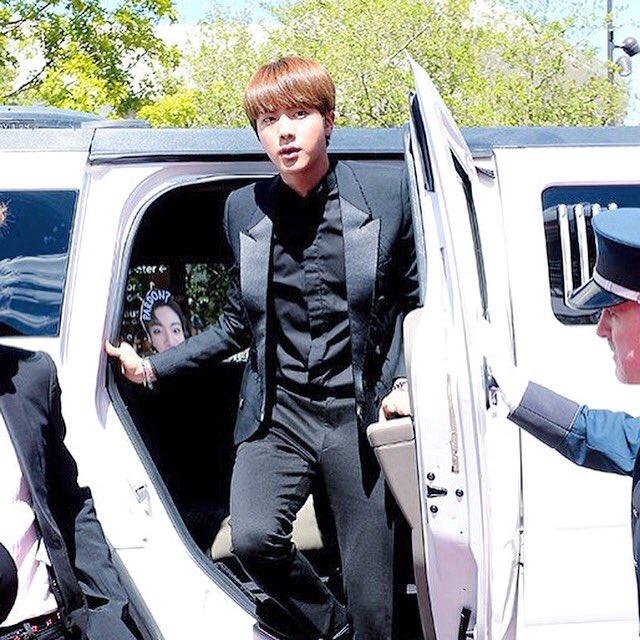 SerenaChandler's tweet photo. @BTS_twt @bts_bighit 진 오빠 🤗❤️💗you are the best Car door man 💋💋💋💋 뽀뽀😚#BTS #btsmmas #bts #BillboardMusicAwards2017 #JIN #KimSeokJin https://t.co/pt0XqSlSyf