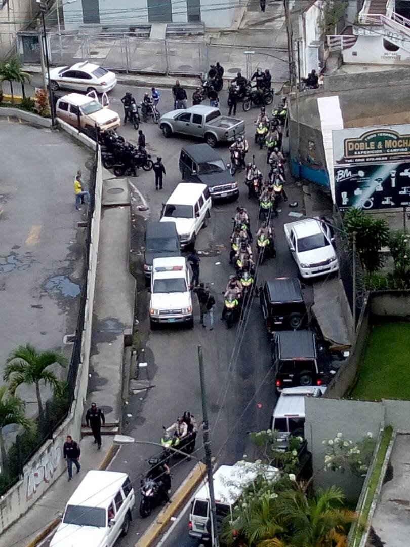isnardobravo's tweet photo. 2. Aseguran que los edificios fueron asediados por tres horas. Usaron armas largas y cortas, lacrimógenas y toso un despliegue de unidades https://t.co/rN1Mw9L48W