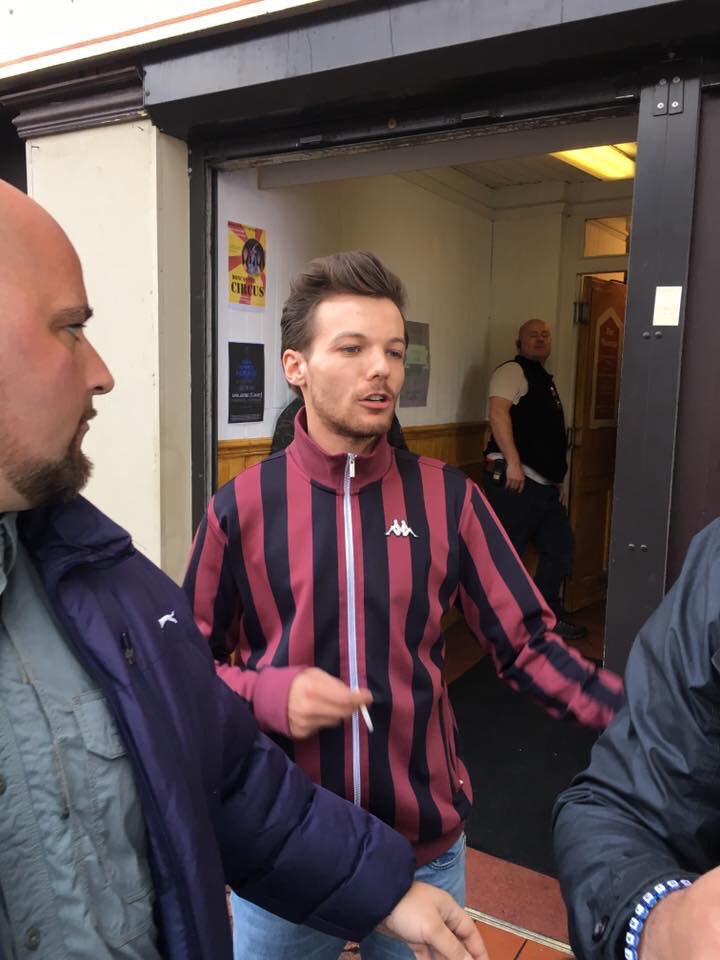 WhyLarryIsReal's tweet photo. wow. his outfit https://t.co/qlnkqjSPCU