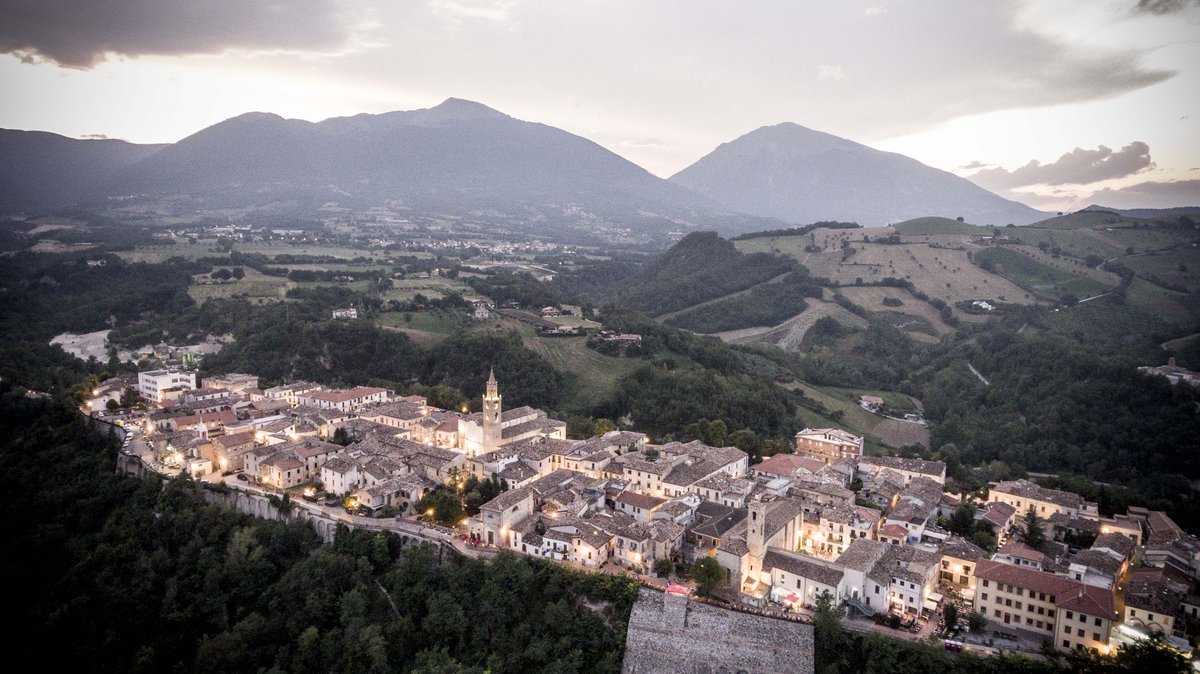 Italia's tweet photo. #Campli e #CivitelladelTronto dal 26/5 al 3/6 diventano Borghi di Santi, fanti e bevitori >https://t.co/KRAyP0pJil
#Abruzzo #opendayabruzzo https://t.co/Johw0yumHg