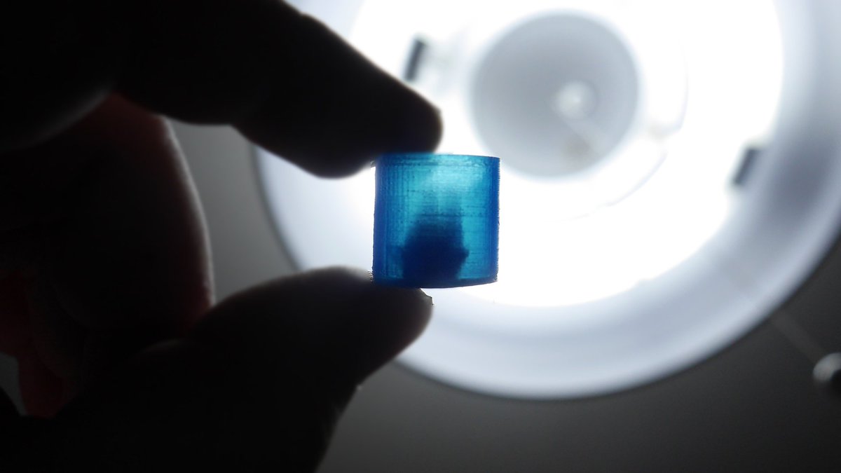 mugenrenpou's tweet photo. 3Dプリンタ(#trinus3d)で、シルエットキーホルダー等の部分的な試作を行いました。肉眼だと、ソコソコの結果が得られたと感じます。幾つかの確認が出来たので、クオリティーを優先したモノ(筒の透明度が高くプチラッキーさんが綺麗なモニョ)の出力を進めています。ポビョリムポミポイ。 https://t.co/2MTkoKaWCc