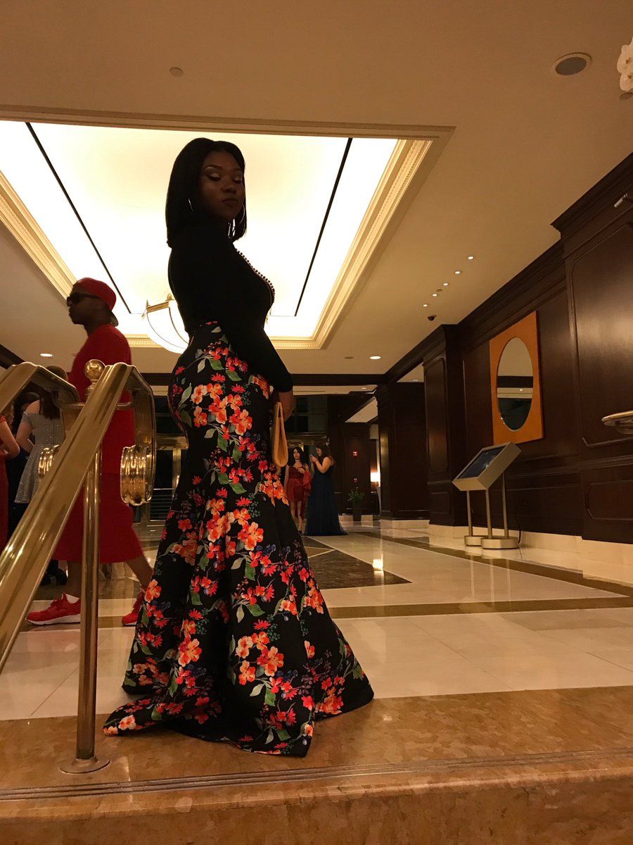 CoinsInAJar's tweet photo. Flower Child 🌺 #MLECProm #prom2k17 https://t.co/lEMlLnEtxg