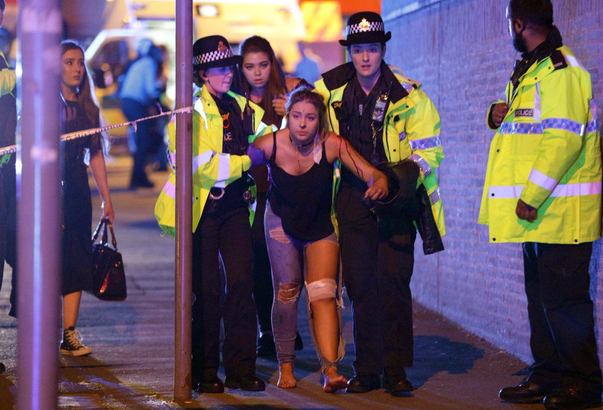 XHespanol's tweet photo. La policía de Gran Manchester dijo que está atendiendo un "incidente" en el estadio de #Manchester, durante un concierto de Ariana Grande https://t.co/hS6vLFfMAf