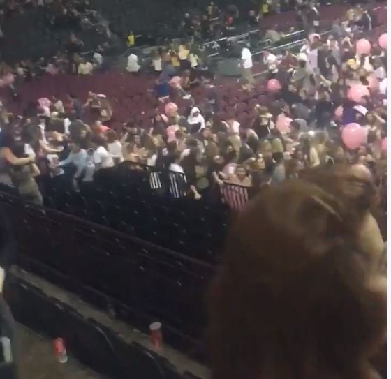 nmasunivisionNY's tweet photo. Autoridades en Inglaterra confirman 'varias muertes' en incidente durante concierto de #ArianaGrande 
@univisionNY https://t.co/MfLTX2t8pW