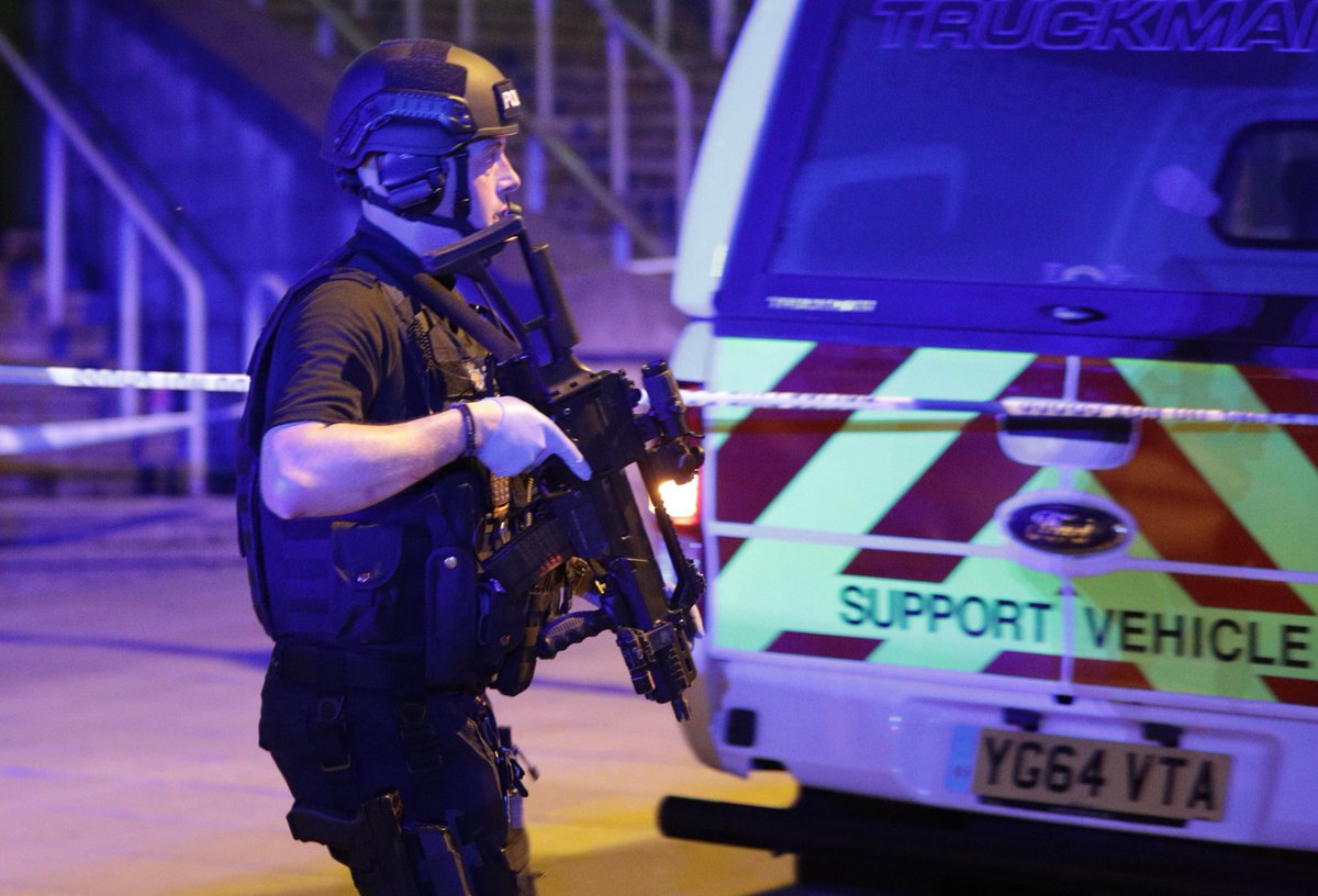 XHespanol's tweet photo. La policía de Gran Manchester dijo que está atendiendo un "incidente" en el estadio de #Manchester, durante un concierto de Ariana Grande https://t.co/hS6vLFfMAf