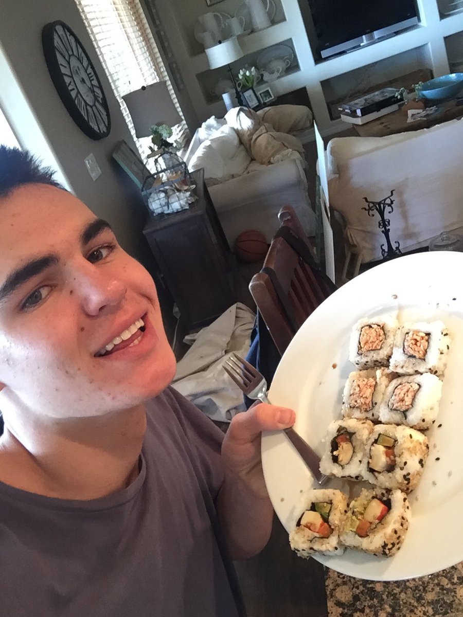 lukewarno's tweet photo. We eatin https://t.co/ixrbnKt4bd