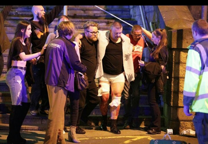 phatyyfranca's tweet photo. "A BBC acaba de confirmar que tiveram crianças entre os mortos das explosões próximas á arena em Manchester"
😔💔🙏
#PrayForManchester https://t.co/OEIoSAdXyk