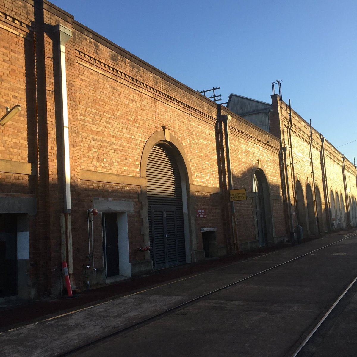 QMrailworkshops's tweet photo. 5 o’clock shadow over #TheWorkshops. Winter is coming #ipswichqld #discoveripswich #railmuseun https://t.co/L0dKplP8ch