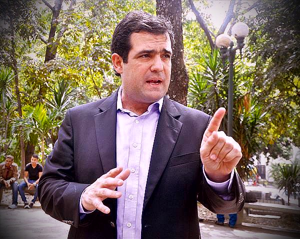 ForoPenal's tweet photo. "El protestar contra el gobierno es constitucional. El agredir al pueblo que protesta es criminal." @alfredoromero https://t.co/qPM34Qe3XD