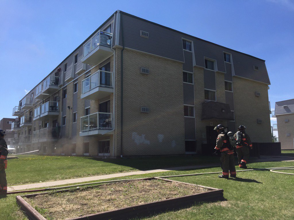 bergmichelle's tweet photo. Saskatoon Fire responds to an apartment fire at 517 ave X South in saskatoon . #spnews https://t.co/jINBgjoD8W