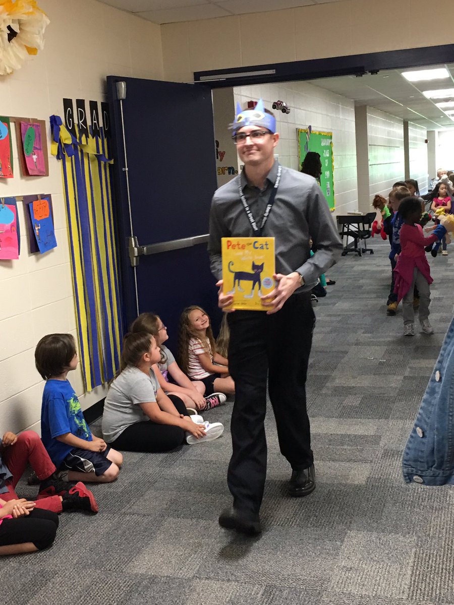 MsGaryKinderTec's tweet photo. More pictures from the Liberty book parade today. #DecaturProud #Kinders #3DaysLeft https://t.co/0rPVA97qvP
