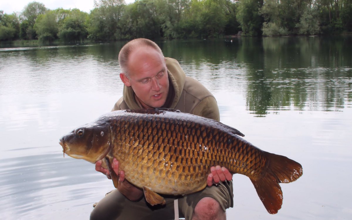 RobAndrews67's tweet photo. Absolutely mad session. A brace of 40lb commons in just 80 mins at 40.12 and 43.00 plus a car exploding in the car park!! https://t.co/4VQITrDV5M