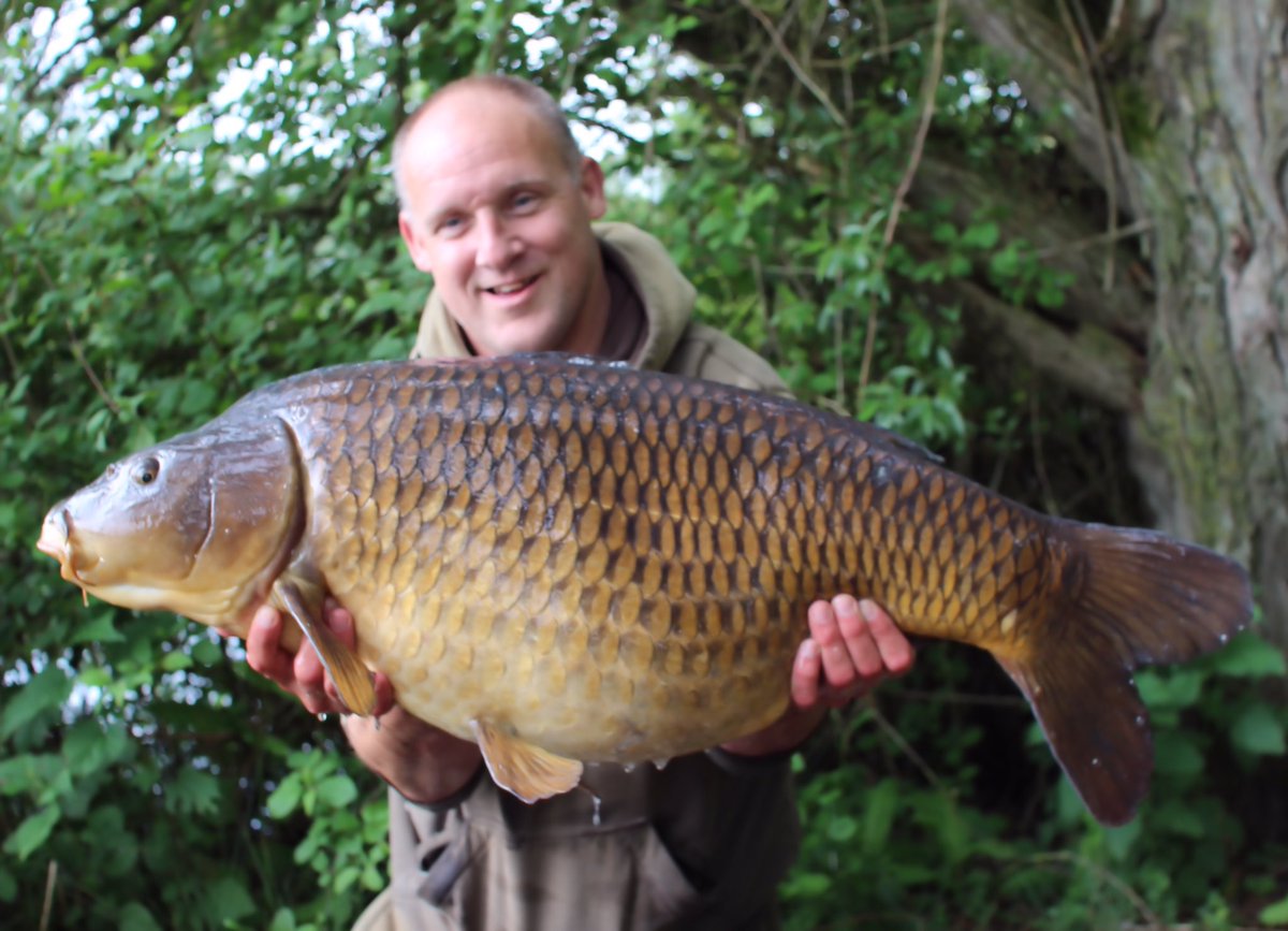 RobAndrews67's tweet photo. Absolutely mad session. A brace of 40lb commons in just 80 mins at 40.12 and 43.00 plus a car exploding in the car park!! https://t.co/4VQITrDV5M