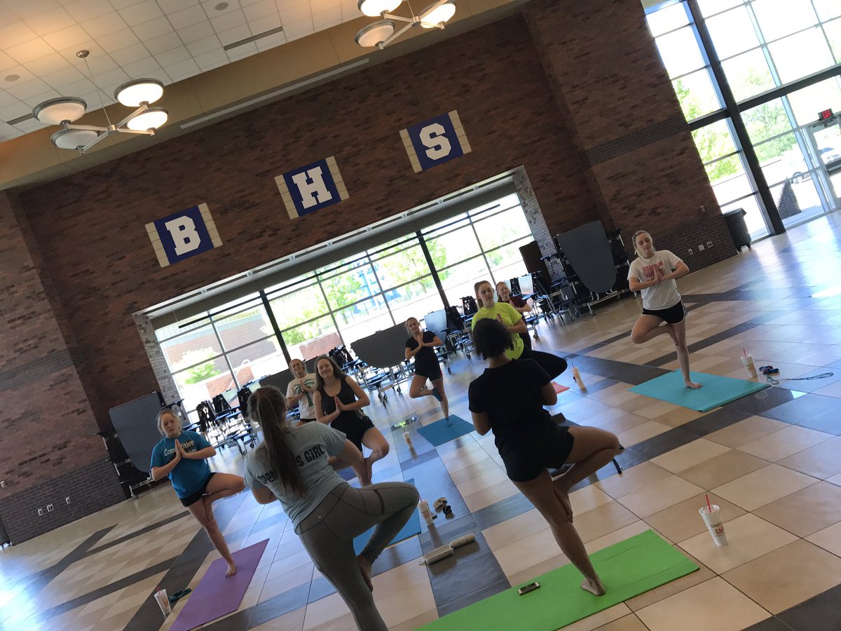 BrandonPompon's tweet photo. Yoga and tropical smoothie Mondays !! ❤️💙❤️💙 https://t.co/Fmd30i5rde