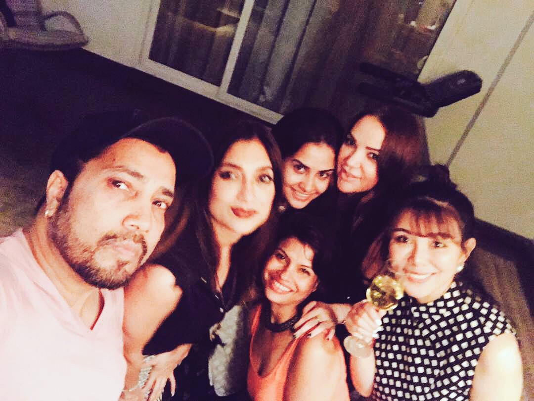 MikaSingh's tweet photo. Lets party :) @v_wizemindz @lovelarora @VipulDShahOpti @MoraniLucky #anchaldwivedi @lizalmalik @GurpreetKChadha #luckyamane @absolutelySK https://t.co/FFst1YfrC0