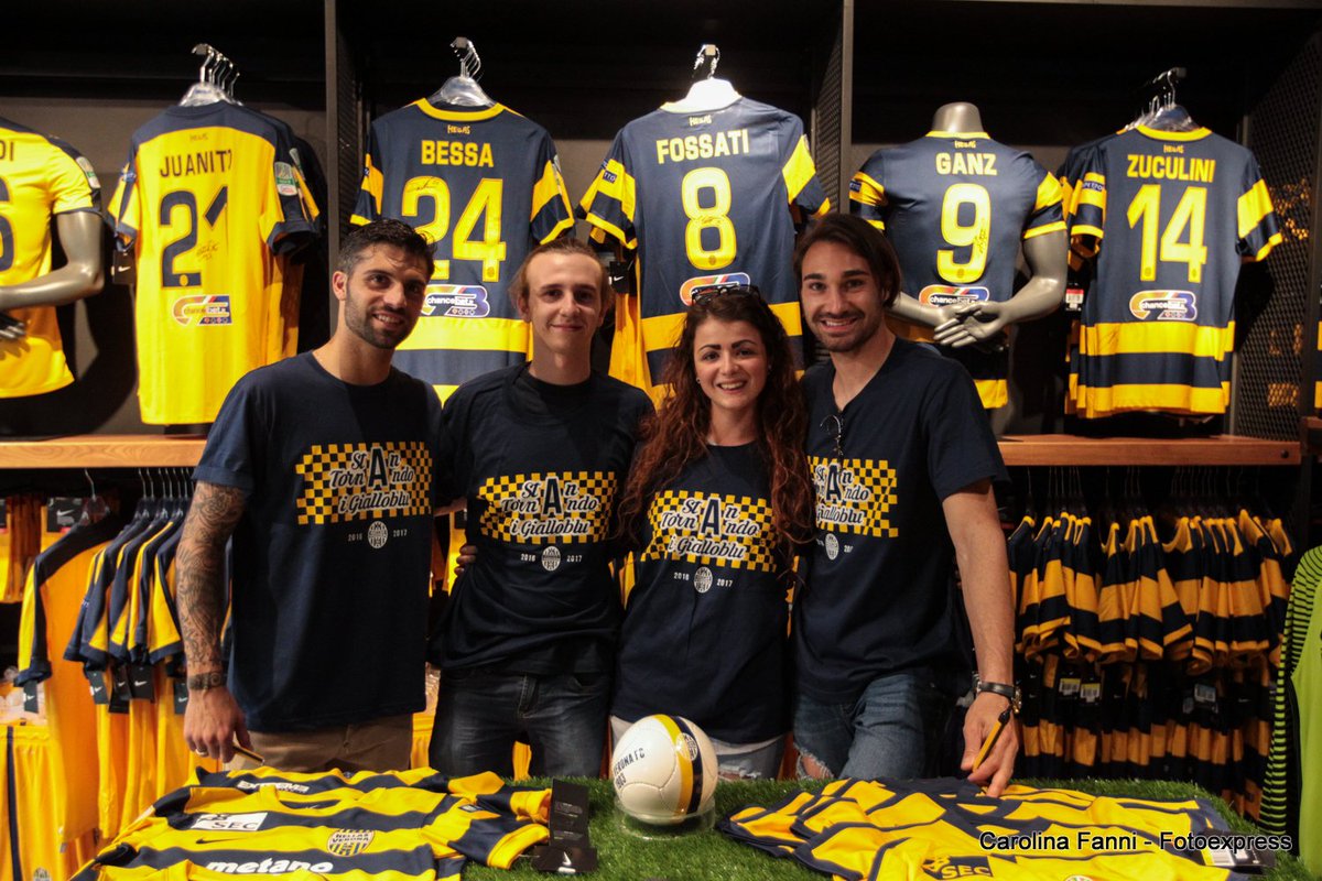 HellasVeronaFC's tweet photo. #HellasInStore: che entusiasmo per #Bessa, #Fossati, @ErosPisano e #Bianchetti!
L'appuntamento si rinnova domani ➡️https://t.co/8lmpLgEwX3 https://t.co/m6IEdf129g