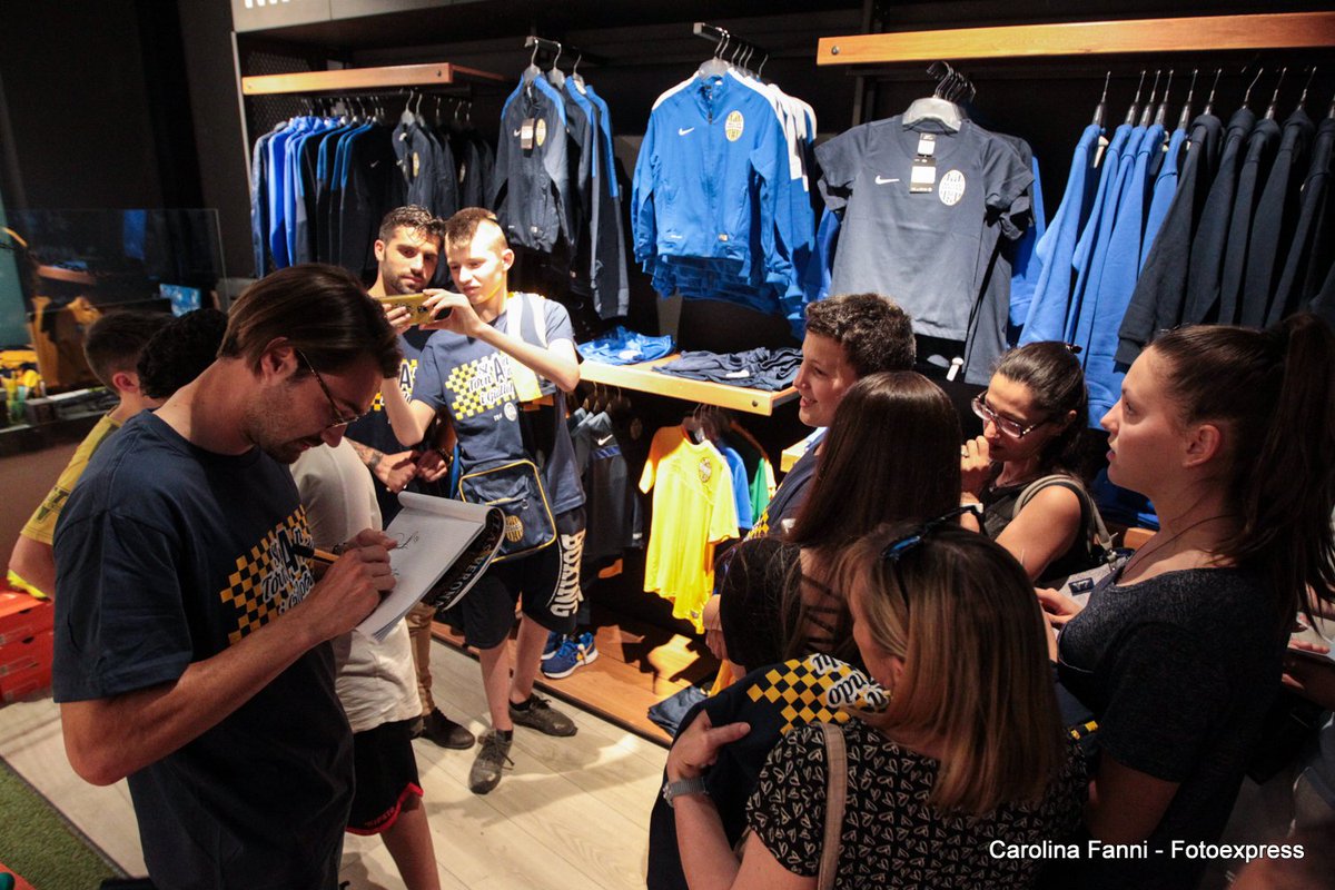 HellasVeronaFC's tweet photo. #HellasInStore: che entusiasmo per #Bessa, #Fossati, @ErosPisano e #Bianchetti!
L'appuntamento si rinnova domani ➡️https://t.co/8lmpLgEwX3 https://t.co/m6IEdf129g