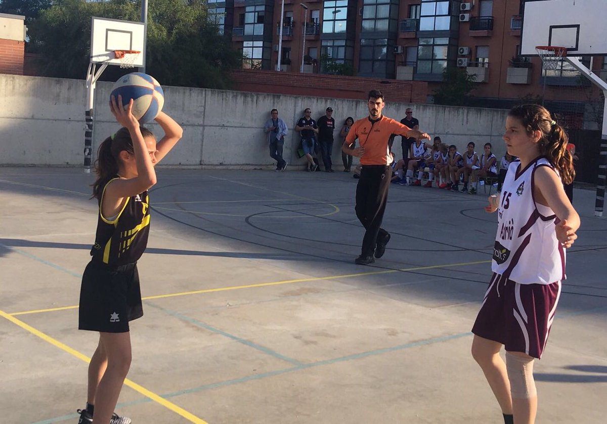 ASRBasketAlmeda's tweet photo. #M1F Derrota a l'últim partit de la temporada @BasketAlmeda 51-74 @FemSantAdria #nuncadejesdesoñarensermetralleta Bona temporada noies! https://t.co/XJIMThznCo